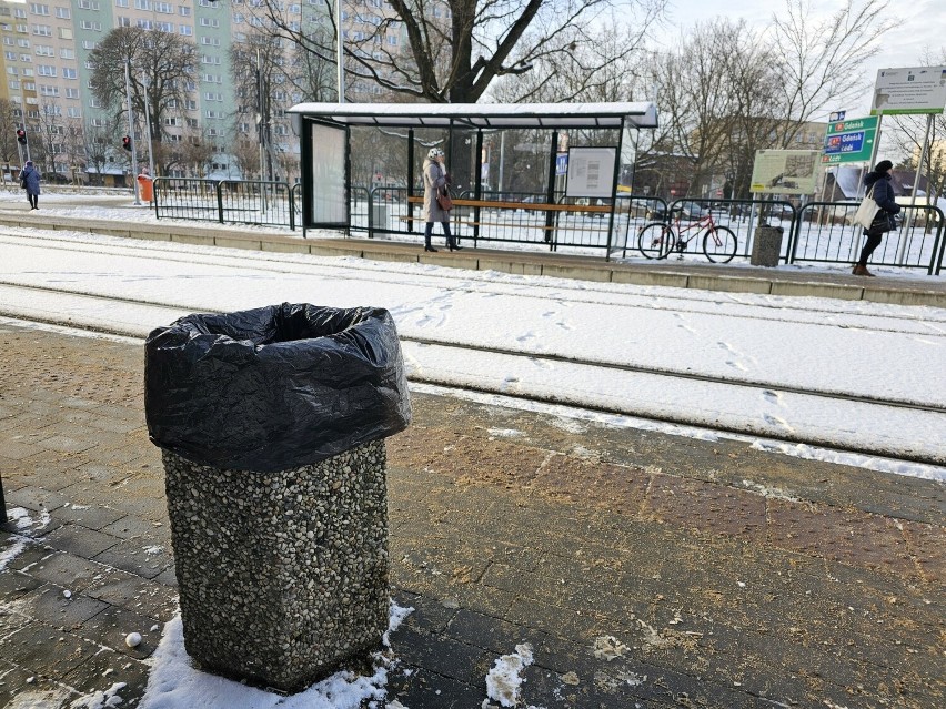 Toruń. Ktoś ukradł 200 stelaży do śmieci z przystanków. Policja szuka złodziei