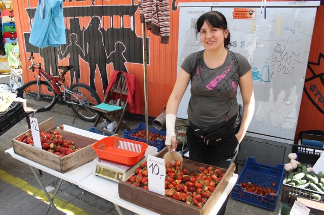 Agata Sobolewska sprzedaje na Zielonym Rynku truskawki z rodzinnej uprawy w Brzostowie