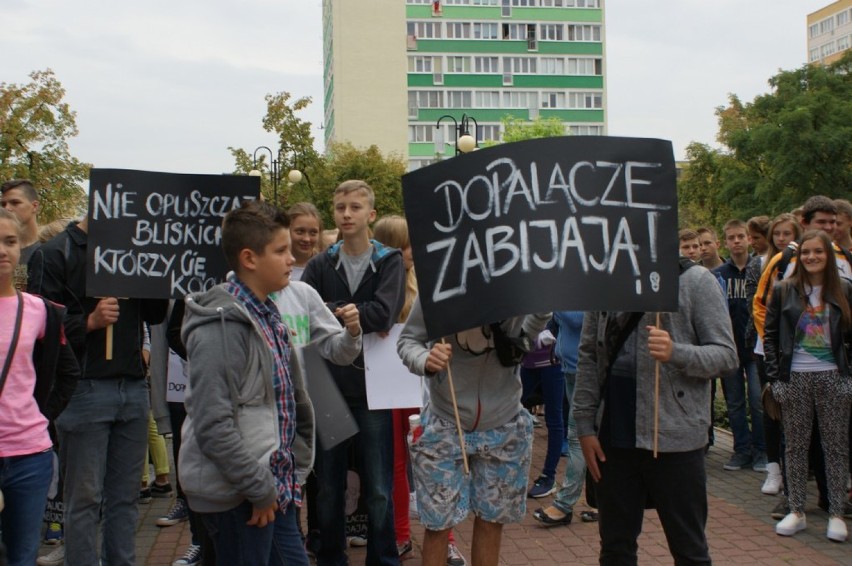 Protest przeciwko dopalaczom w Koninie przed KDK- iem