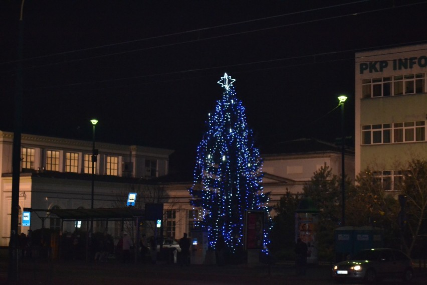 Ozdoby świąteczne w Sosnowcu: część już świeci [ZDJĘCIA]
