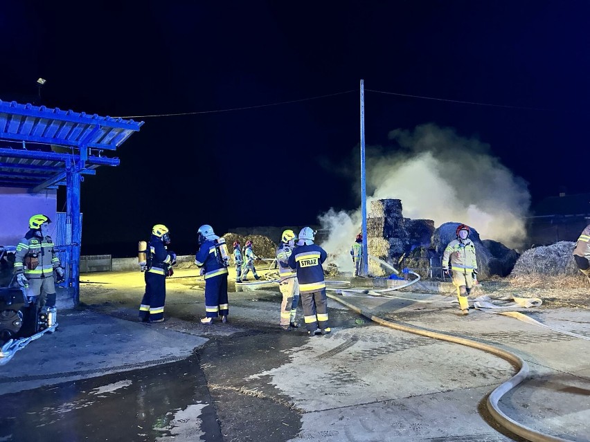 Pożar słomy w miejscowości Boreczek. Z ogniem walczyły cztery zastępy straży pożarnej [zdjęcia]