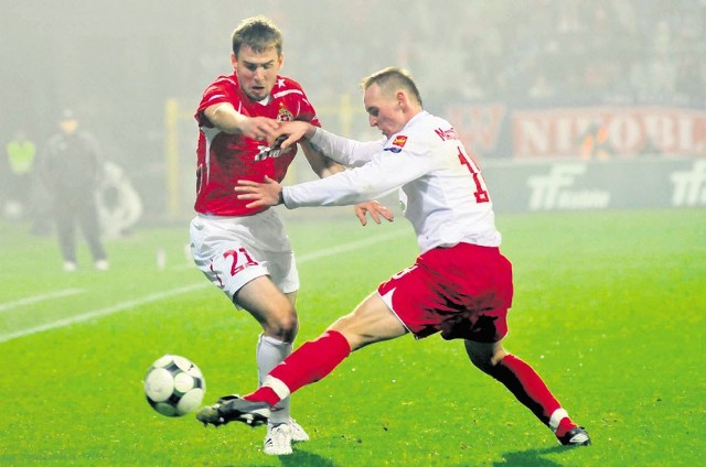 O piłkę walczy Wojciech Łobodziński (z lewej)