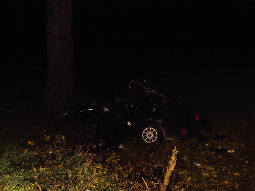 Wypadek w Wierzchowinach. Audi było doszczętnie zniszczone.
