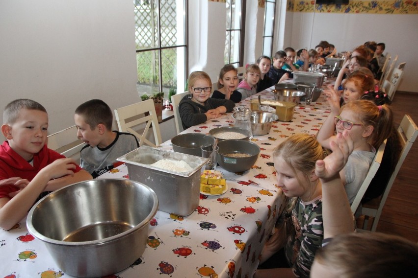 Warsztaty pieczenia chleba dla dzieci ze Szkoły Podstawowej w Wierzchowie - Dworcu 