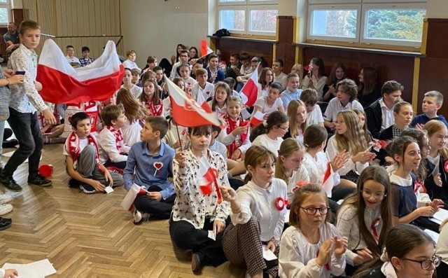 Uczniowie Samorządowej Szkoły Podstawowej numer 3 imienia Jana Pawła II w Kazimierzy Wielkiej śpiewali dla Niepodległej.