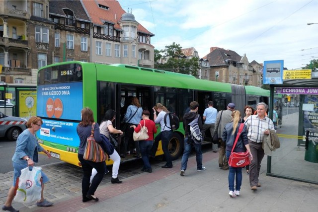 Po zamknięciu całej trasy PST, na przystankach komunikacji zastępczej zbierają się prawdziwe tłumy. Autobusy jeżdżące zamiast tramwajów nie nadążają z pomieszczeniem pasażerów. Wskutek błędu urzędników, tramwaje bez powodu nie jeżdżą też przez przystanek przy pl. Wolności. Od wtorku wrócą na tę trasę.

CZYTAJ WIĘCEJ: Remont PST: Tłok na przystankach, tramwaje wrócą na pl. Wolności