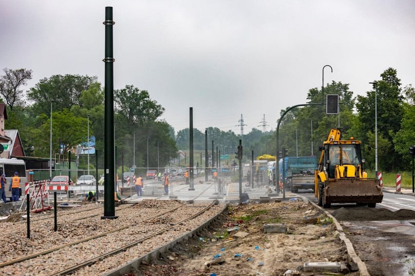 Kraków. Remont torowiska na ul. Ptaszyckiego i al. Jana Pawła II coraz bliżej końca. W wakacje mają tam wrócić tramwaje [ZDJĘCIA]