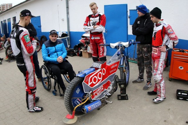 W czwartek na stadionie przy ul. Sportowej 2 w Bydgoszczy odbył się drugi w tym roku trening żużlowców Zooleszcz Polonii Bydgoszcz. Próbne jazdy poprzedziła odprawa zawodników z Tomaszem Gollobem, który pełnił w Zooleszcz Polonii funkcję dyrektora sportowego.

Zobaczcie więcej zdjęć z treningu >>>



Sportowe Wydarzenie Weekendu - rozpoczęła się piłkarska wiosna w regionie.

