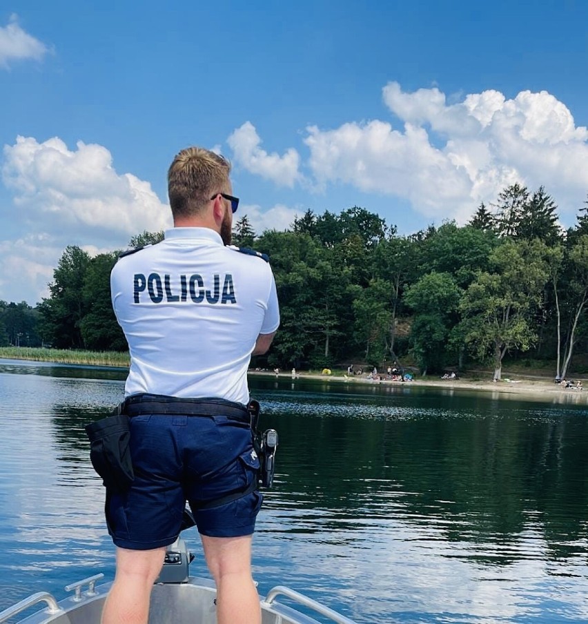 Policyjne patrole nad Miedwiem. Czuwają nad bezpieczeństwem osób wypoczywających nad wodą