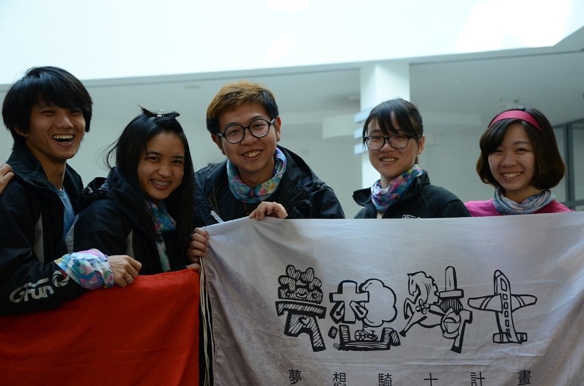 Turyści z Tajwanu i Malezji w Kozienicach. Podróżują stopem przez Europę i spełniają marzenia