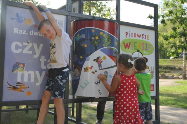 Biblioteka Publiczna i Centrum Animacji Kultury w Międzychodzie zaprosiło na wystawę i... wspólne czytanie w Parku Oskara Tietza.