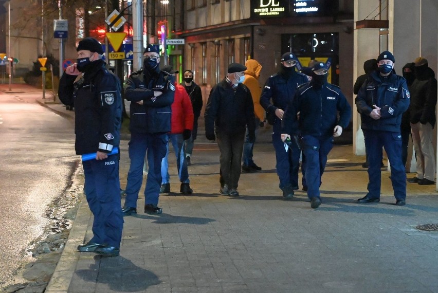 Protest kobiet w Kielcach. "Ściana wstydu" i mnóstwo policji (ZDJĘCIA)