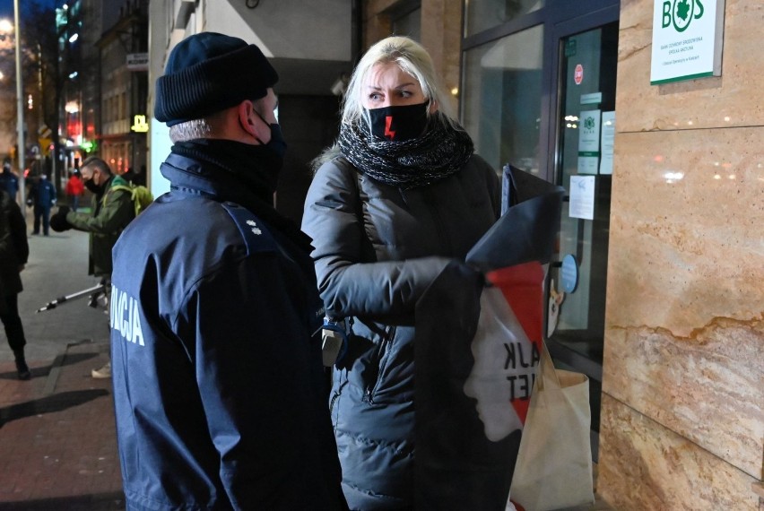 Protest kobiet w Kielcach. "Ściana wstydu" i mnóstwo policji (ZDJĘCIA)