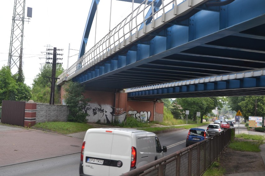 Wiadukt na Mikołowskiej, pod którym codziennie przejeżdżają...