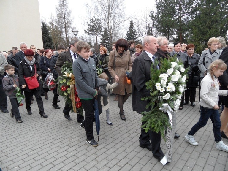 Rusinowice: Pogrzeb ks. Damiana Kominka [ZDJĘCIA]. Duszpasterza żegnały tłumy wiernych