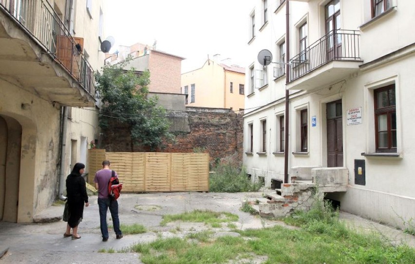 Dzielnicowi radni chcą zburzyć mur dzielący podwórka przy ul. Rybnej i Rynku