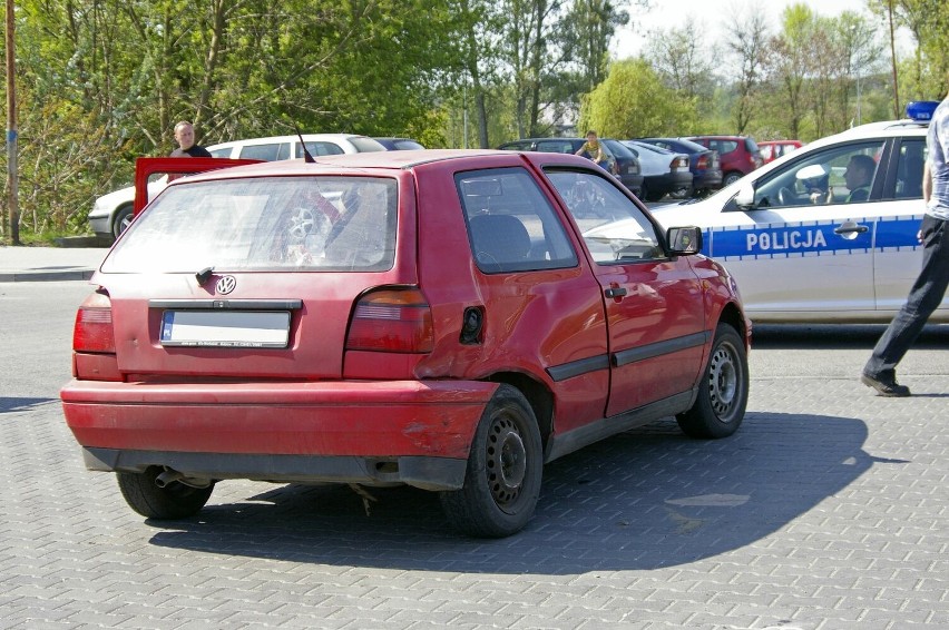 Zderzenie samochodów na skrzyżowaniu Wałów Jana Kazimierza i Mostowej