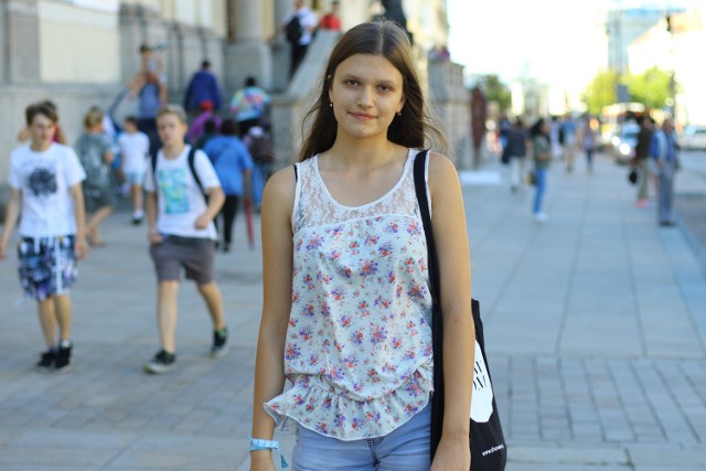 Street fashion, Warszawa część 9. Pożegnanie z latem [ZDJĘCIA].

Zdecydowanym atutem będzie tu bluzka z pięknym dekoltem wydłużającym tułów, korespondująca z owalem twarzy Kasi