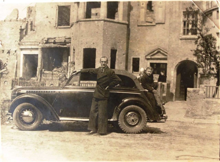 Wiceburmistrz Głogowa Adam Królak na ulicy Niecałej - 1945...