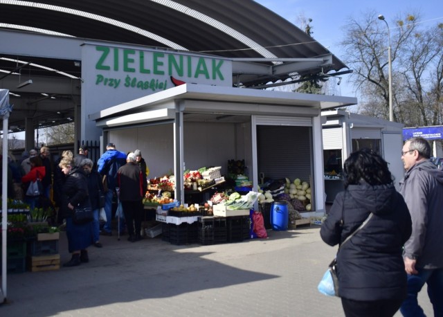 Na targowisku Przy Śląskiej w Radomiu w sobotę 26 marca panował spory ruch. Jak zawsze dużym zainteresowaniem cieszyły się świeże warzywa i owoce.