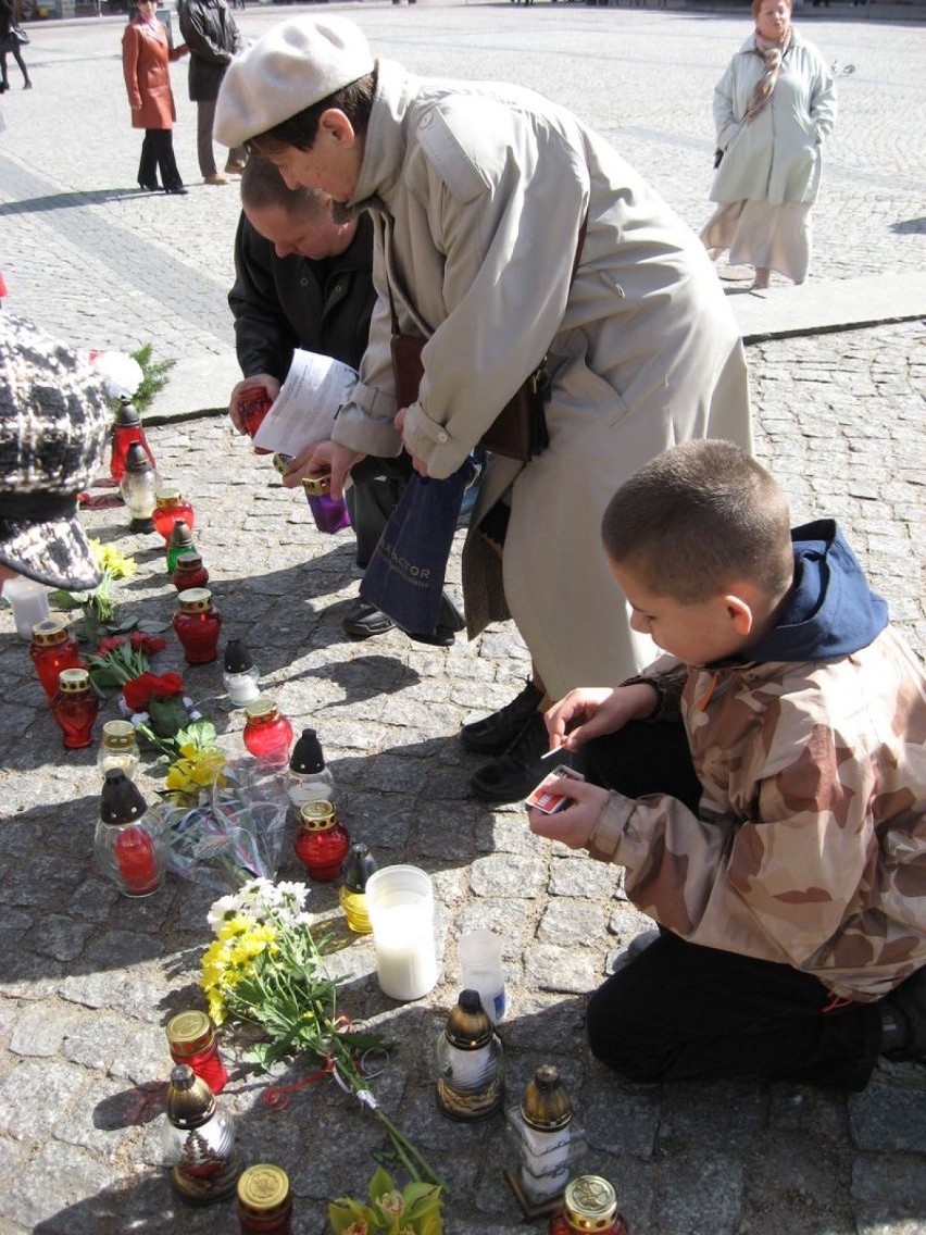 Wiec i układanie krzyża z kwiatów (Klub Gazety Polskiej)