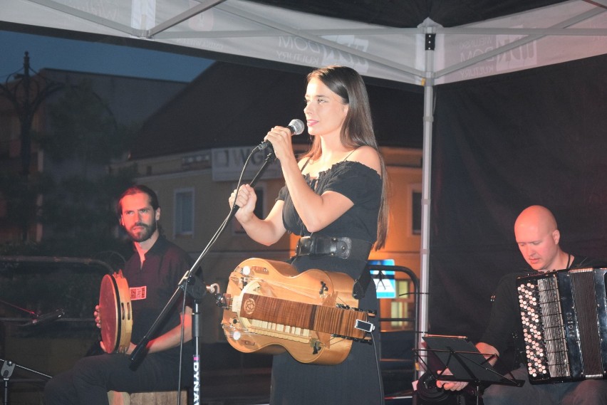 Wieluń. Koncert Karoliny Skrzyńskiej z zespołem na Placu Legionów ZDJĘCIA, FILMY