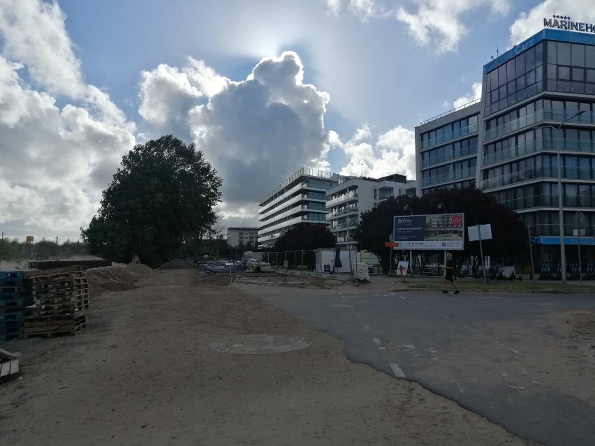 Promenada w Kołobrzegu planowo, ulica Zdrojowa z kontrolowanym opóźnieniem