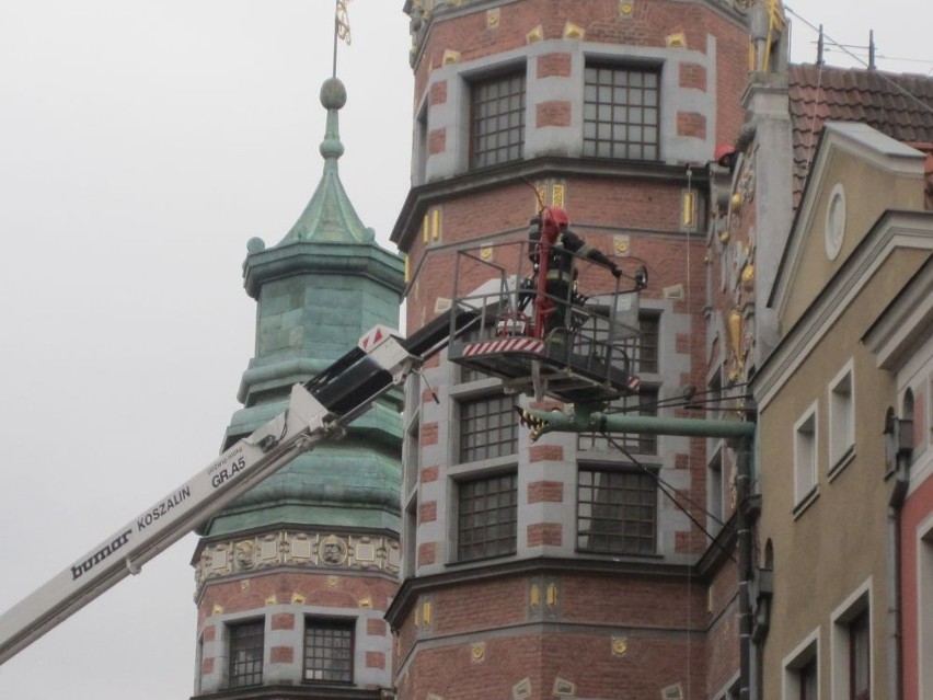 Gdańsk: Pożar poddasza Wielkiej Zbrojowni, budynku należącego do Akademii Sztuk Pięknych [ZDJĘCIA]