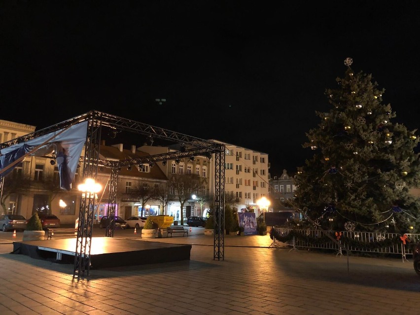 Wrzesiński rynek nocą w świątecznej odsłonie [FOTO]
