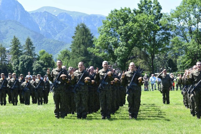 Uroczysta przysięga wojskowa żołnierzy 11 Małopolskiej Brygady Obrony Terytorialnej na Równi Krupowej w Zakopanem