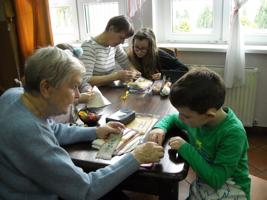 Najmłodsi uczą się od seniorów rzeźbić i haftować 
