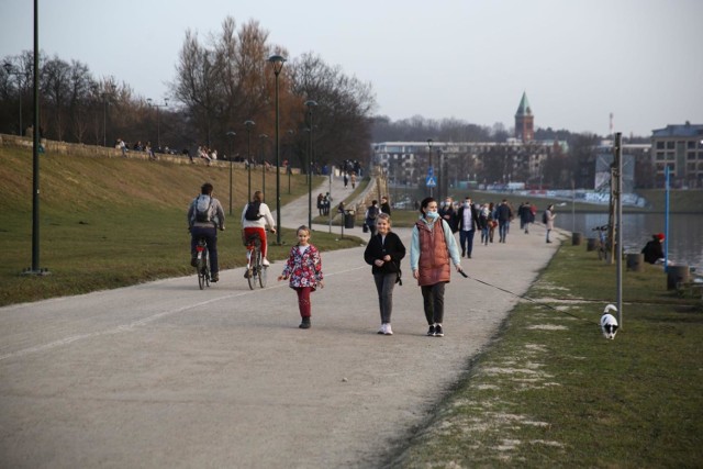 Korzystając z wiosennej aury wielu krakowian wybrało się w czwartek (25 lutego) na spacer na bulwary wiślane.