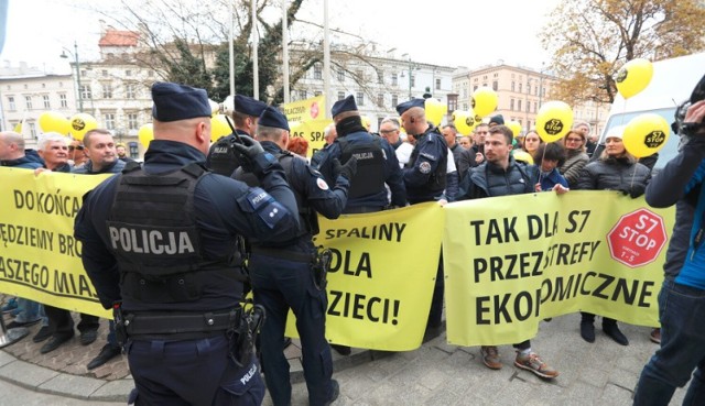 Kilkaset osób przyszło w środę rano (27 kwietnia) przed krakowski magistrat, by zaprotestować przeciw zaproponowanym wariantom budowy nowej drogi S7 z Krakowa do Myślenic.