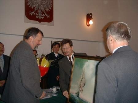 Zbigniew Stencel (z lewej) otrzymał pamiątkowy obraz od nowych władz.
Fot. Maciej Wajer