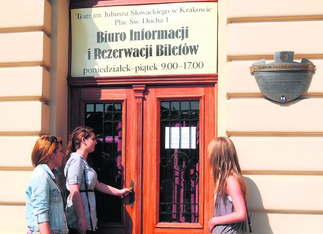 Pukanie w wakacje do drzwi krakowskich teatrów nie ma najmniejszego sensu