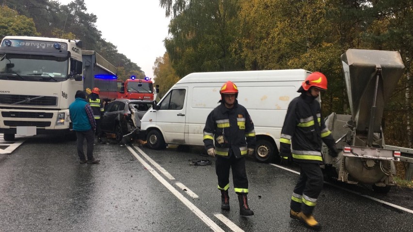 Wypadek trzech samochodów na skrzyżowaniu ulicy Wiejskiej z Drogą Krajową numer 62 [zdjęcia]