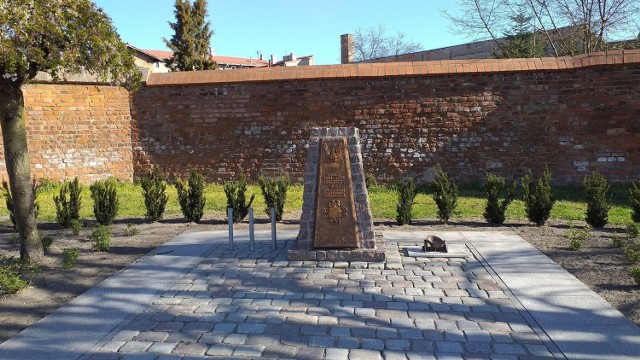 Mury obronne w Chełmnie są dobrze zachowane - czy też chcielibyście, by chodniki i ulice przy nich zastępować naturalnymi historycznymi materiałami?