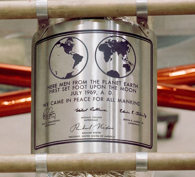 Pamiątkowa plakietka, która znalazła się na lądowniku księżycowym Apollo 11 (http://commons.wikimedia.org/wiki/File:A11.plaque.jpg)