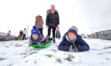 Ferie 2021 w Piotrkowie: Dzieci korzystają z uroków zimy i śniegu. Pogoda dobra na sanki [ZDJĘCIA]