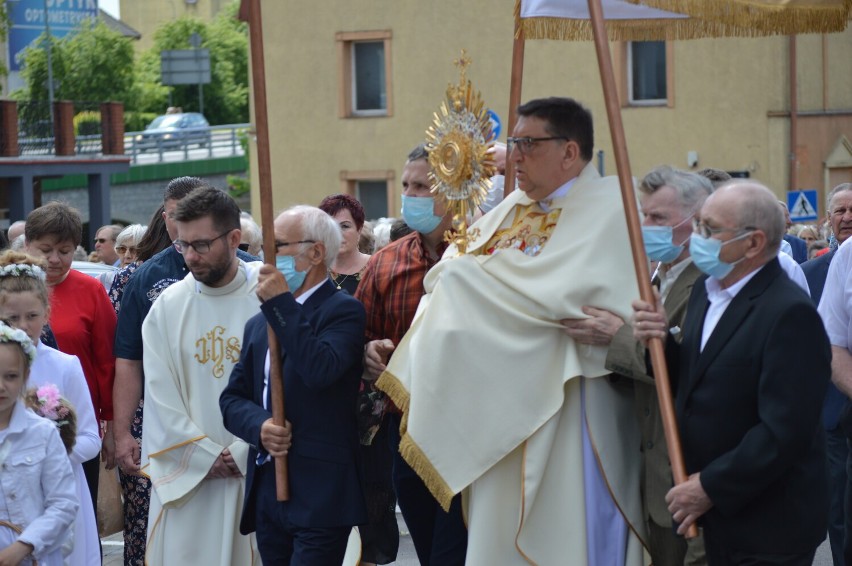 Procesja Bożego Ciała w Miastku z tłumami na ulicach. Pomagali strażnicy miejscy i policjanci