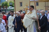 Procesja Bożego Ciała w Miastku z tłumami na ulicach. Pomagali strażnicy miejscy i policjanci