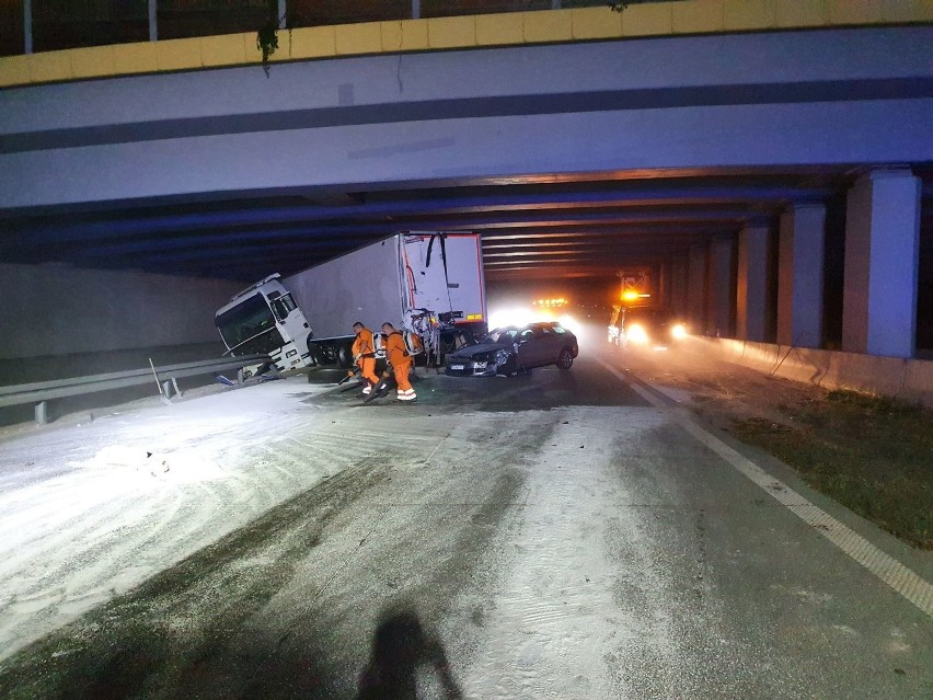 Przerażający wypadek na drodze S8 pod Łodzią. Młody kierowca stracił rękę! ZDJĘCIA
