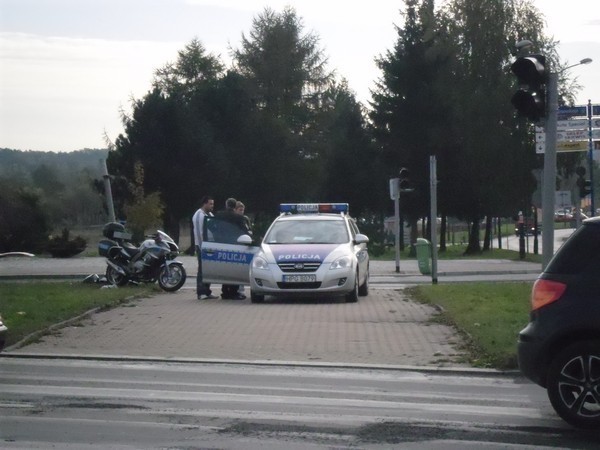 Wypadek na skrzyżowaniu ul. K.Jadwigi z Al. Piłsudskiego: potrącony policjant na motocyklu [ZDJ]