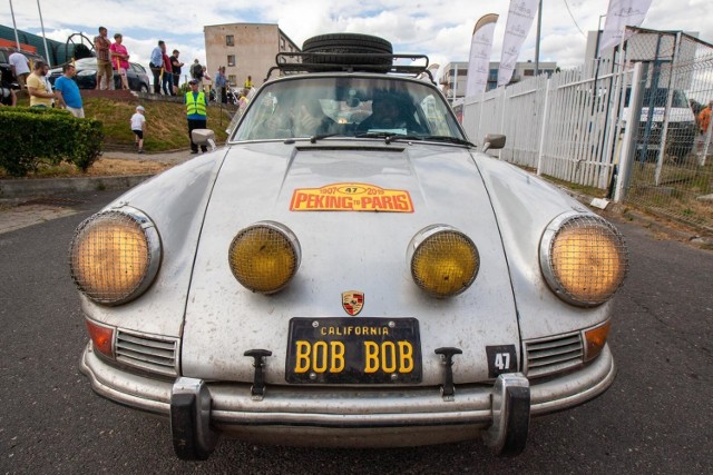 Bydgoszcz odwiedzili uczestnicy jednego z najstarszych przedsięwzięć rajdowych na świecie Pekin - Paris Motor Challenge 2019. Mieszkańcy mogli na żywo obejrzeć ponad stuletnią historię światowej motoryzacji. 

Rajd rozpoczął się w 2 czerwca w Pekinie. Uczestnicy zaczęli swoją przygodę przed Wielkim Murem, następnie pędzili przez mongolskie stepy, trudne tereny Rosji i Kazachstanu, a później przez Finlandię, Estonię i Łotwę dotrzeć do Polski (a dalej: Niemcy, Belgia, Francja). 

Cały rajd liczący ponad 13 tysięcy kilometrów, podzielony został na 36 etapów. Meta na Polach Elizejskich w Paryżu - 7 lipca.

Od 1 do 4 lipca trasa rajdu biegnie przez Polskę: Mikołajki - Bydgoszcz - Szczecin. 

We wtorek rano uczestnicy ruszyli z Mikołajek na trasę do Bydgoszczy i w godzinach popołudniowych dotarli na Kartodrom Bydgoski PZM przy ul. Fordońskiej 116. Tam planowali próby sportowe kończące etap bydgoski. 

Na środę zaplanowany był wyjazd do kolejnego etapu - przez ulice Bydgoszczy w kierunku Szczecina (od ok. 8.30 do 11.00 sprawnościowe próby sportowe, po próbach wyjazd).

DOŁĄCZ DO NAS NA FACEBOOKU
