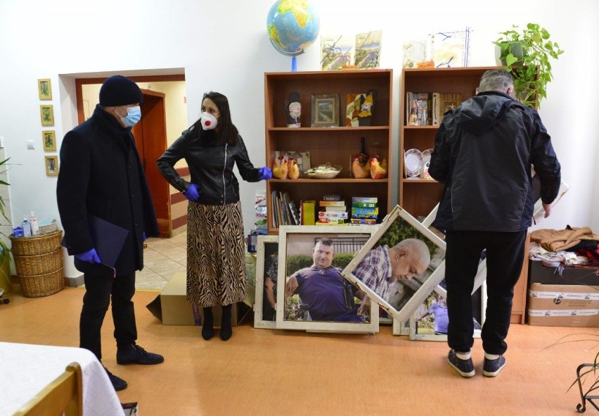 KOŚCIAN. Wystawa "Odwiedziny" została przekazana do Domu Pomocy Społecznej w Jarogniewicach. To podarunek jej twórców i KOK [ZDJĘCIA] 