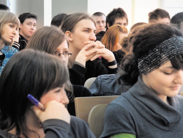 Studenci słuchali wypowiedzi kandydatów w skupieniu. Potem wybrali...