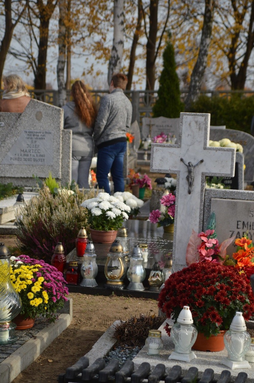 Koczała. Tłumy wiernych na cmentarzu. Policja prosi o rozwagę (FOTO)