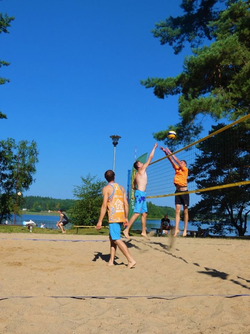 Sobotni Turniej Siatkówki Plażowej nad jeziorem Dymno w Koczale wygrała drużyna bytowsko-gdańska| ZDJĘCIA