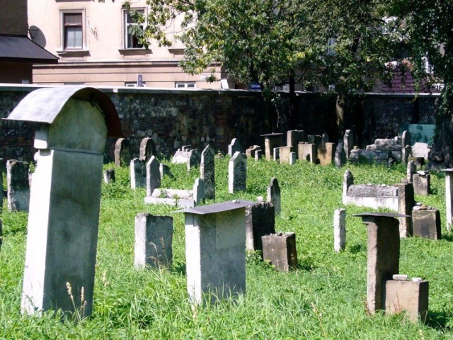 Remuh Cemetery in the Old Jewish Quarter of Kazimierz in Krakow, Poland http://upload.wikimedia.org/wikipedia/commons/b/b8/Cmentarz_Remuh.JPG