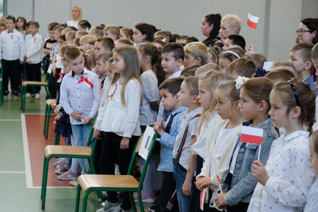 Hymn Polski zaśpiewano uroczyście w Szkole Podstawowej nr 2 w Żarach w ramach ogólnopolskiej akcji "Hymn dla Niepodległej".